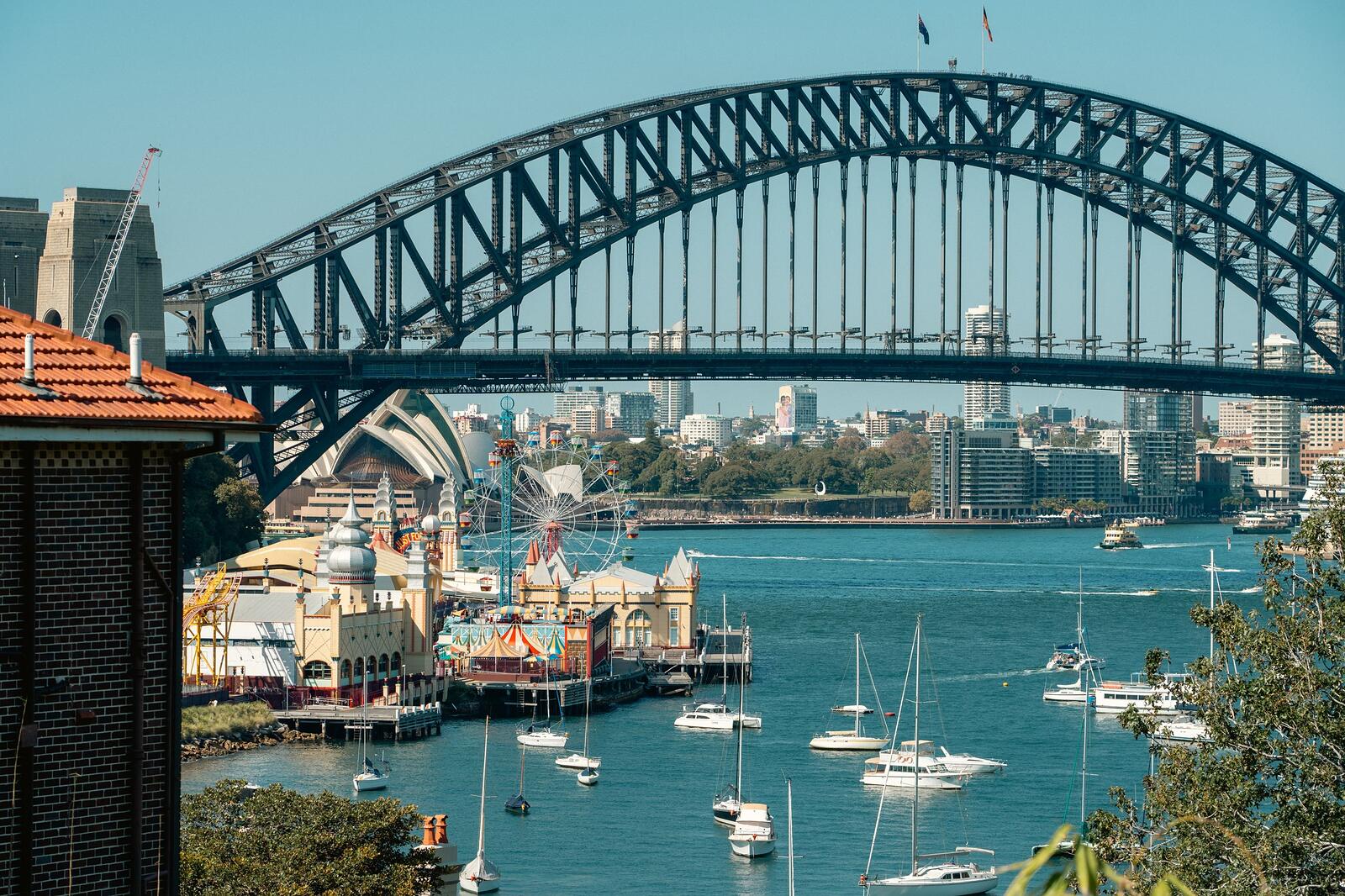 جسر ميناء سيدني كما يُرى من Kirribilli، والمدينة خلفه